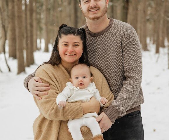 Picture of Ava and Andrew Hoskins and their baby