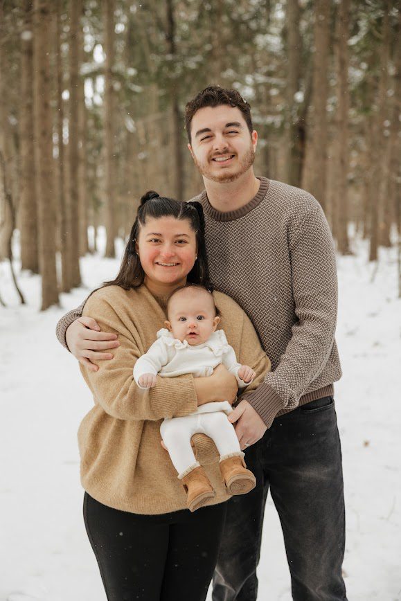 Picture of Ava and Andrew Hoskins and their baby